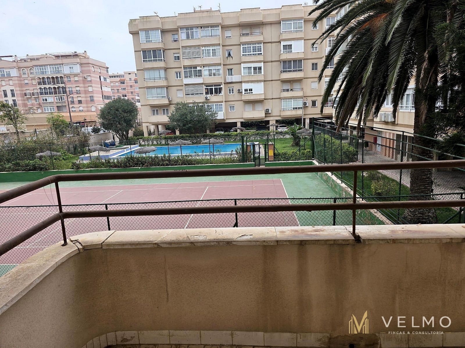 Vistas a la piscina y pista de tenis comunitarias