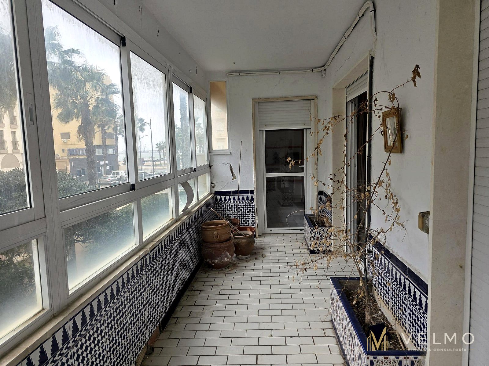 Galería acristalada con azulejería andaluza