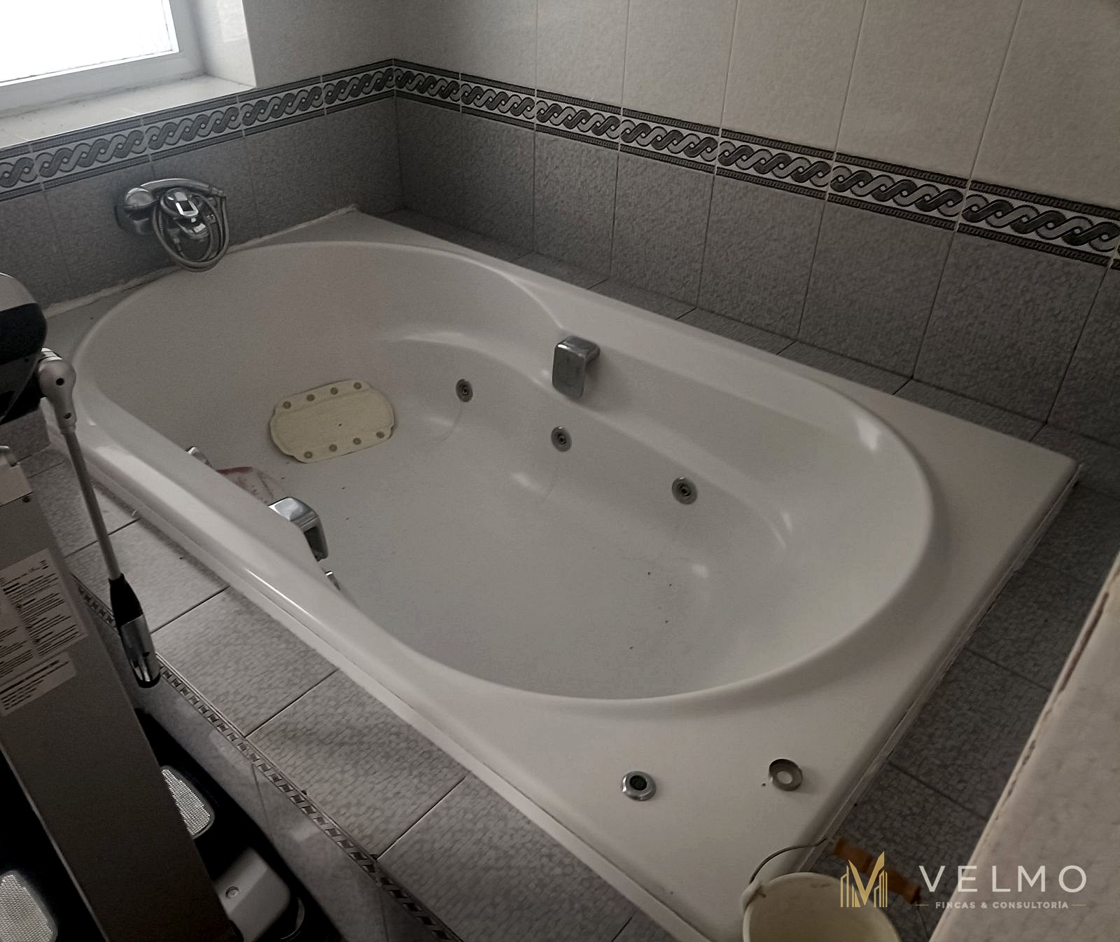 Bañera de hidromasaje (jacuzzi) en el baño principal