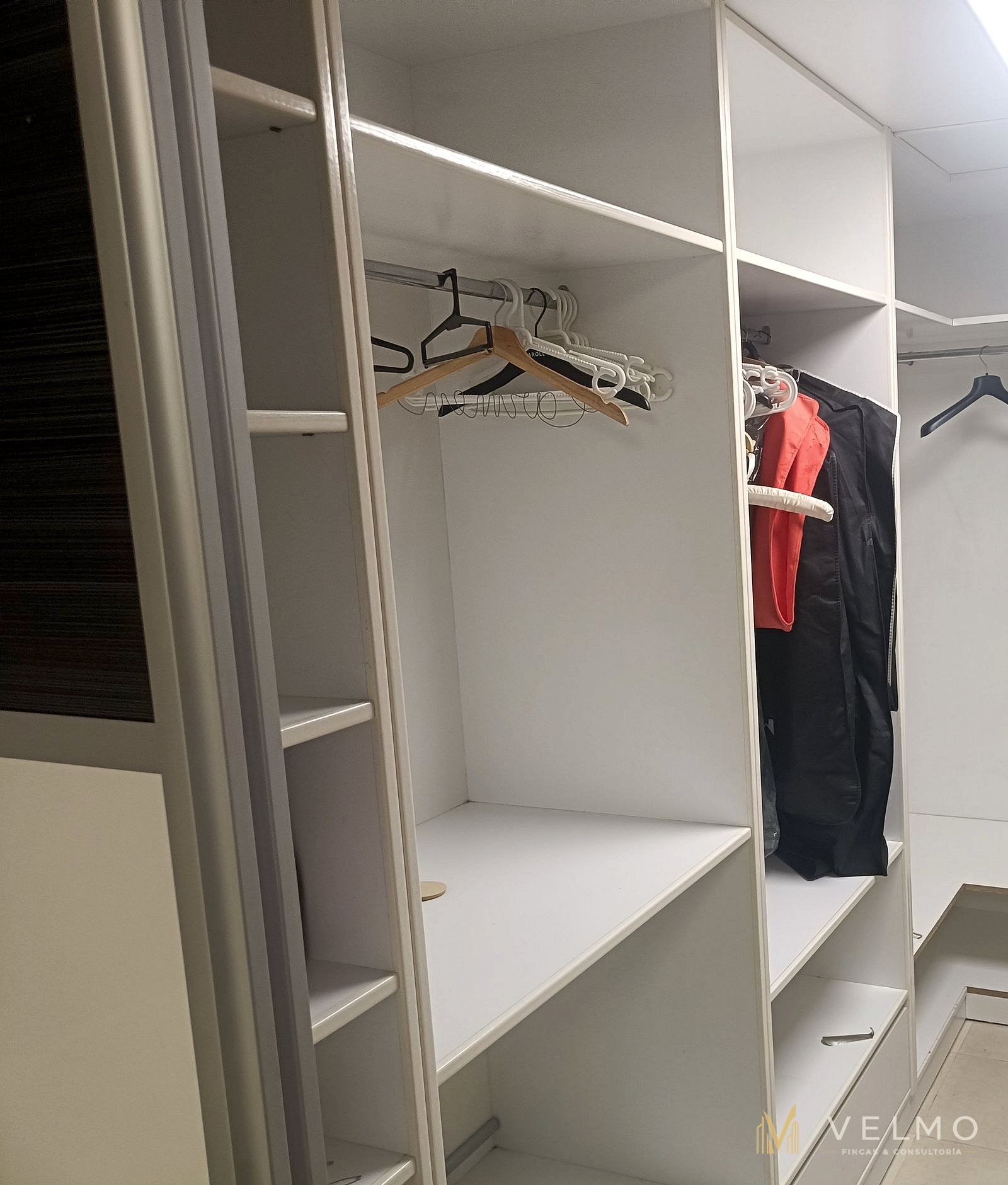 Vestidor con baldas y barras para colgar ropa
